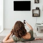 persona tranquila viendo una serie
